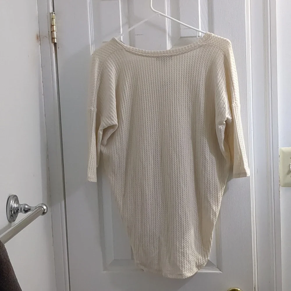 NWT Express V-neck Cream Color Knit Top, Size Small - Picture 3 of 3